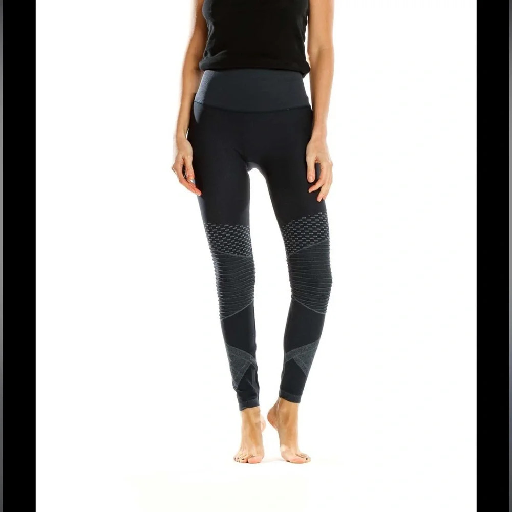 New with tags XS spanx look at me now moto indigo printed leggings